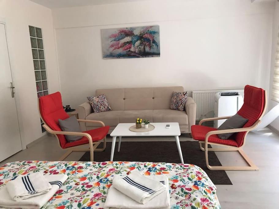 1 Min To Metro, Cosy Flat For 8 Guests, 2nd Floor Appartement Istanboel